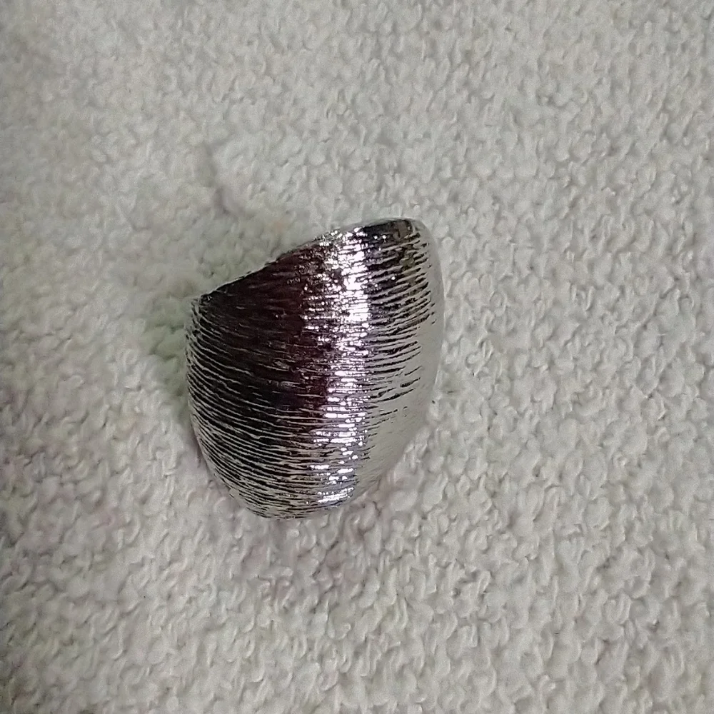 Silvertone large textured wide ring cocktail 🍸🍹